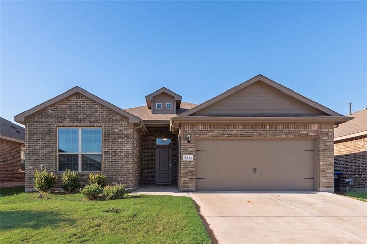 Property Photo: 4532 Fringetree Way TX 76036