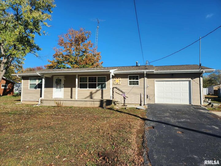 Property Photo: 708 S Broadway Street IL 62884-2063