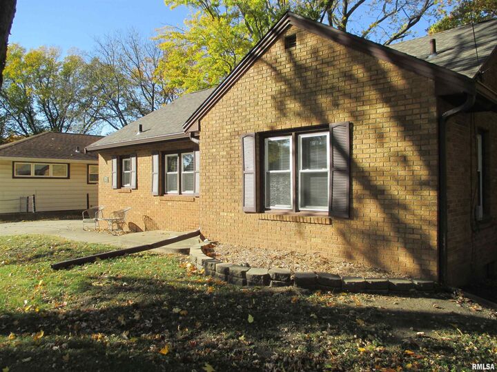 Property Photo: 129 E Autumn Lane IL 61611