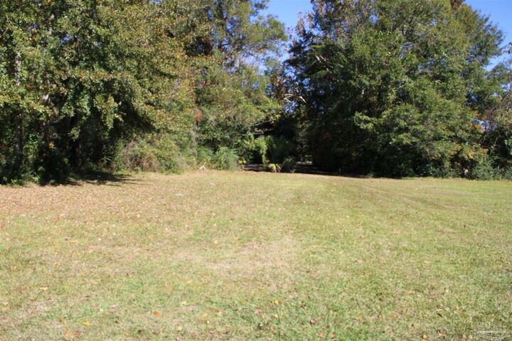 Property Photo:  302 Front St  FL 32535 