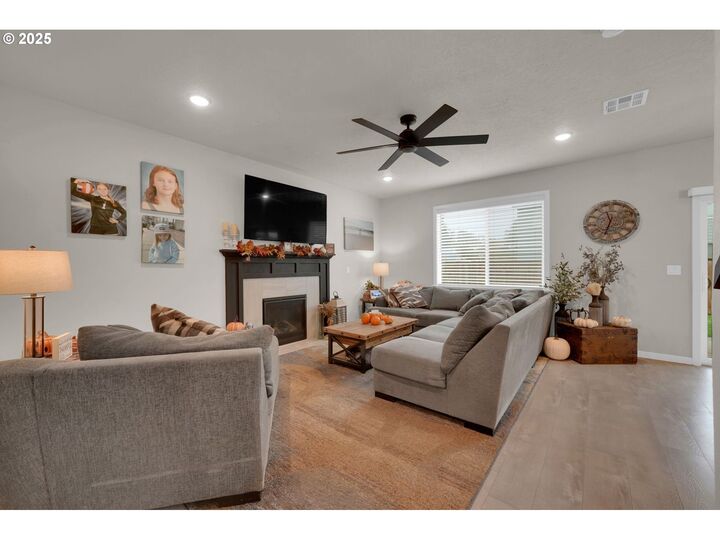 Property Photo: 841 Pebble St OR 97327