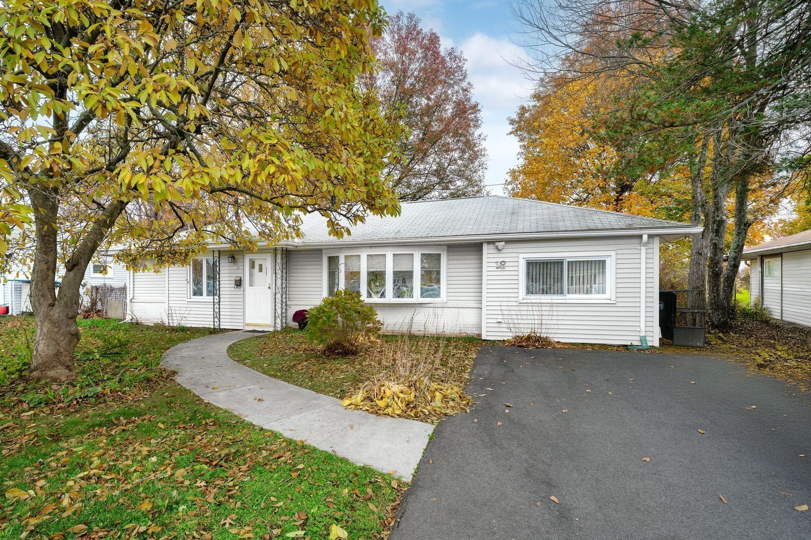 Property Photo:  16 Thornton Drive  CT 06111 