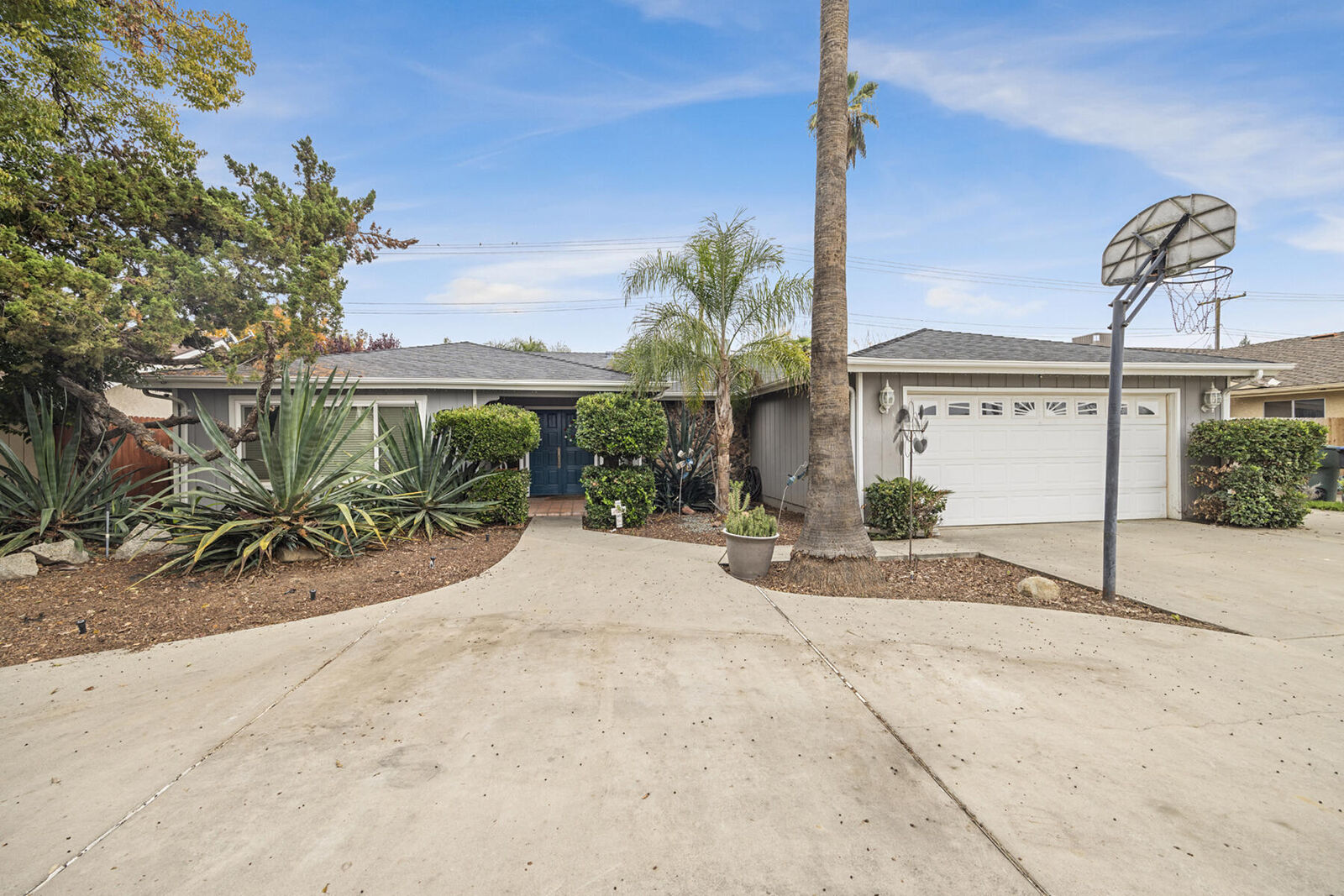 Property Photo: 2030 S Woodland Street CA 93277