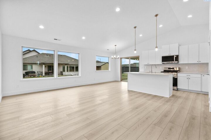 Property Photo: 10502 Lake Dr WA 99301