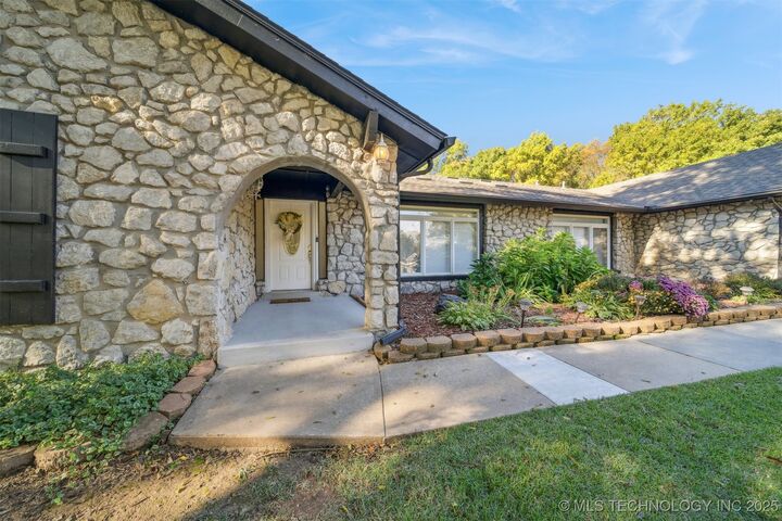 Property Photo: 21780 E 66th Circle S OK 74014