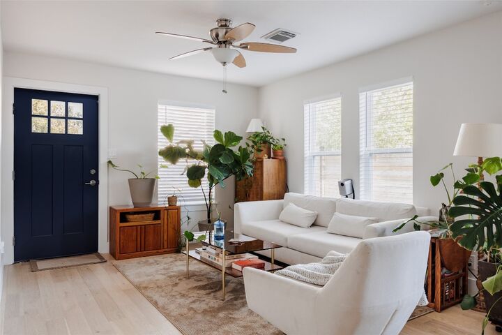 Property Photo: 827 Gullett Street TX 78702