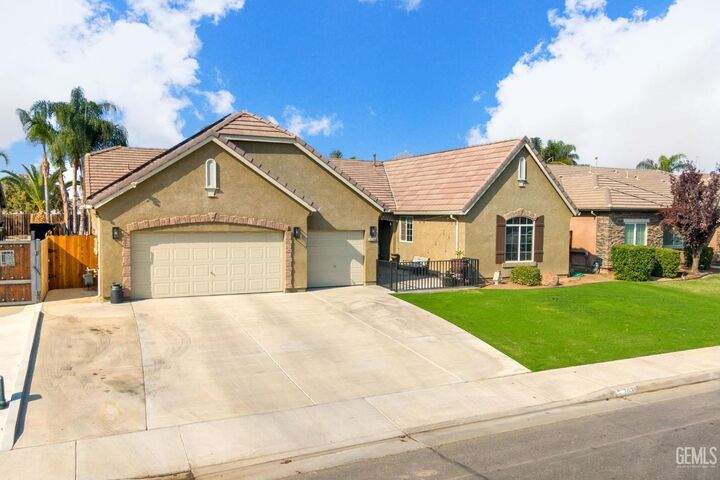 Property Photo:  7113 Tallywood Drive  CA 93312 