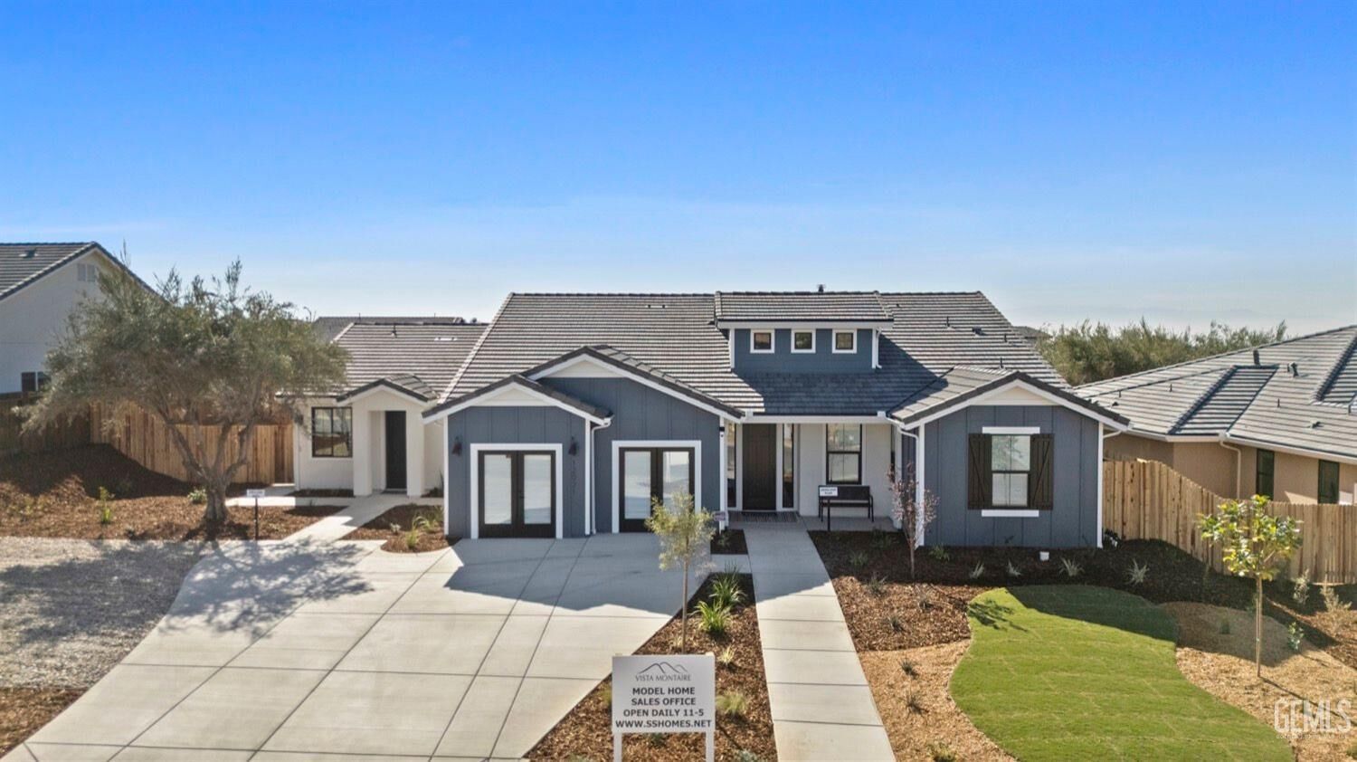 Property Photo: 7104 Wintersweet Drive CA 93314