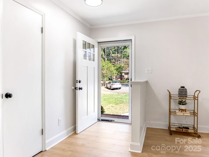 Property Photo: 5104 Kimwood Place NC 28205