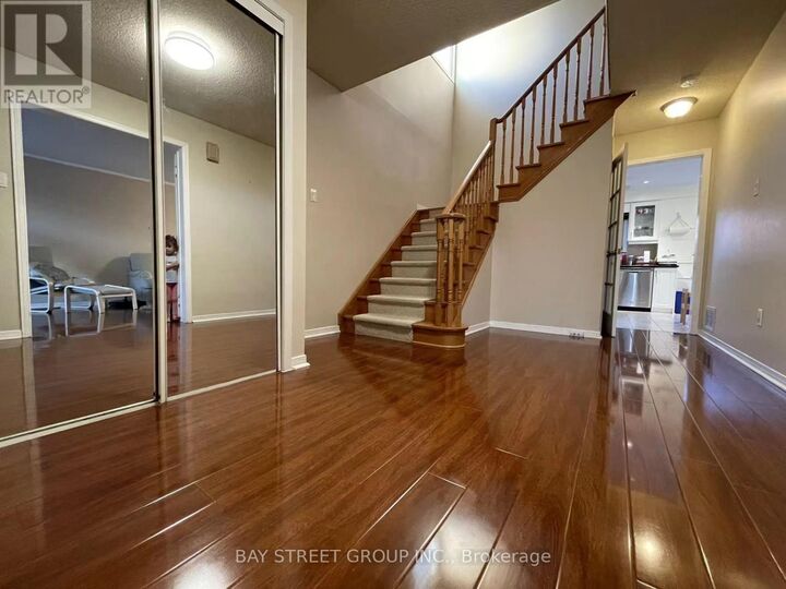 Property Photo:  4255 Wakefield Crescent  ON L5C 4M5 