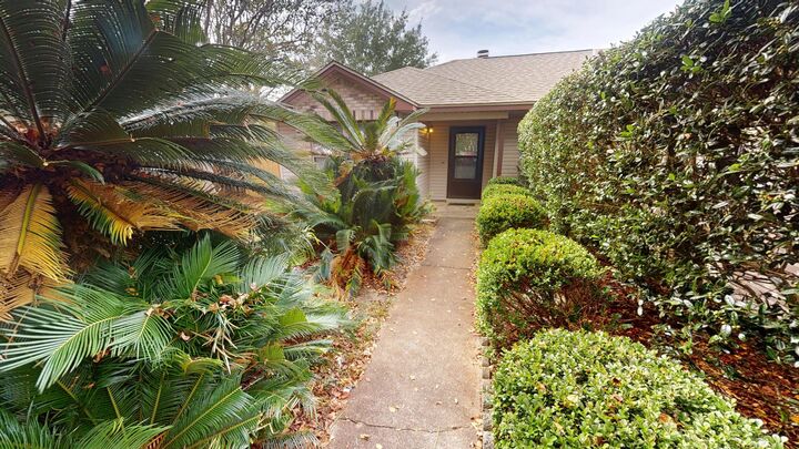 Property Photo:  2293 Estate Circle  FL 32566 