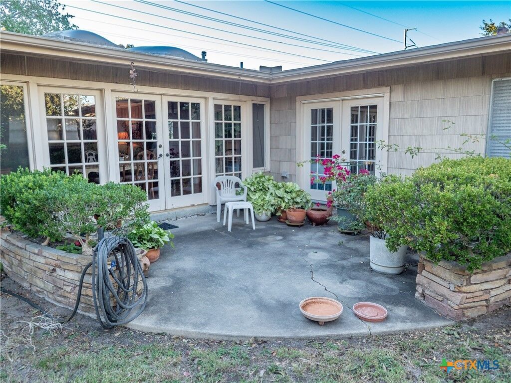 Property Photo: 2101 E Mistletoe Avenue TX 77901