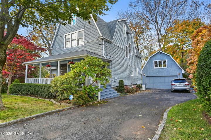 Property Photo:  11 Shorelands Place  CT 06870 