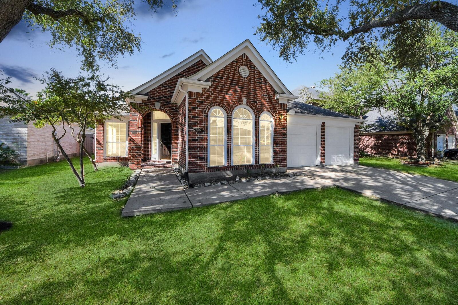 Property Photo: 7207 Glenbank Way TX 77095