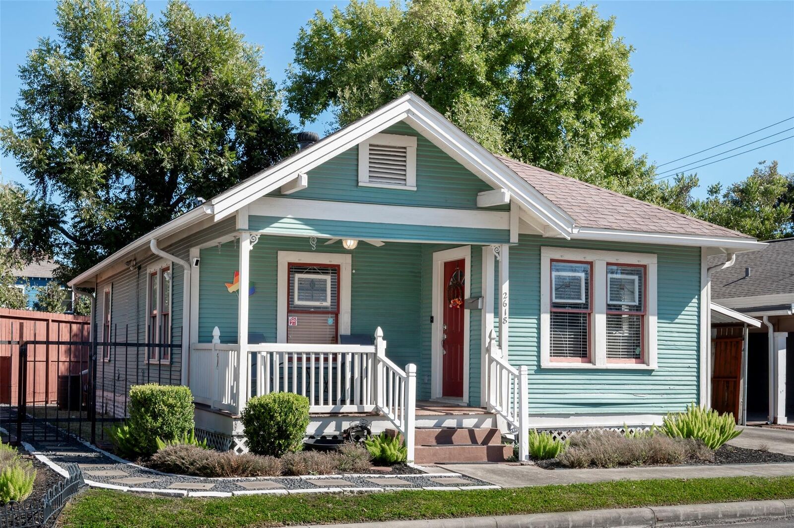 Property Photo: 2618 Baylor Street TX 77009