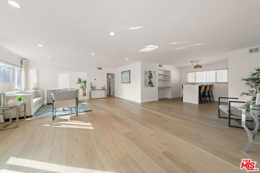 Property Photo:  1525 N Hayworth Avenue 302  CA 90046 