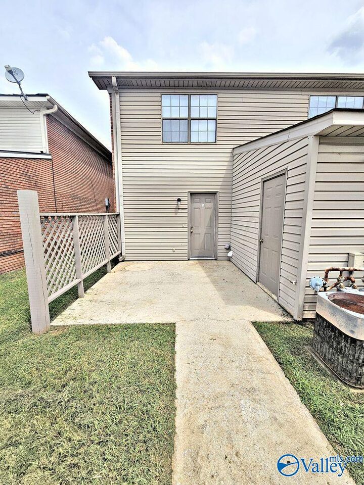 Property Photo:  1423 Brookline Avenue SW 4  AL 35603 