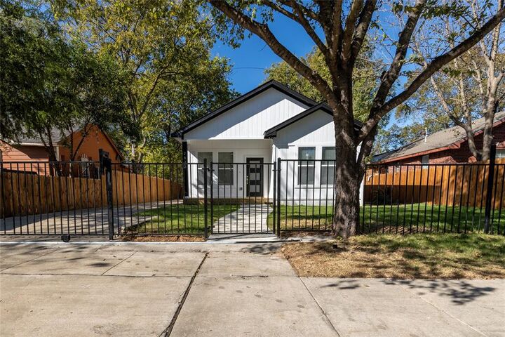 Property Photo:  2823 Alaska Avenue  TX 75216 