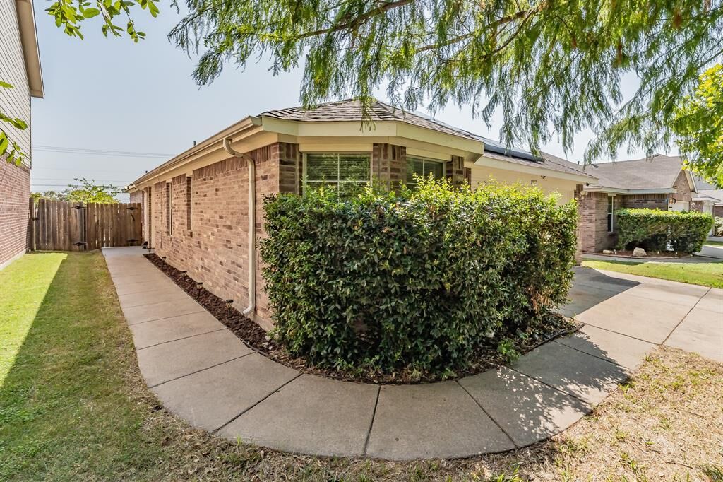 Property Photo:  8932 Sunny Hollow Drive  TX 76179 