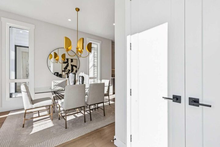 Photo de la propriété:  1726 19 Avenue NW  AB T2M 1B3 