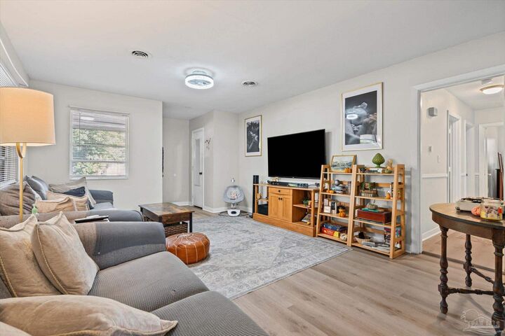 Property Photo: 6267 Hilltop Rd FL 32504