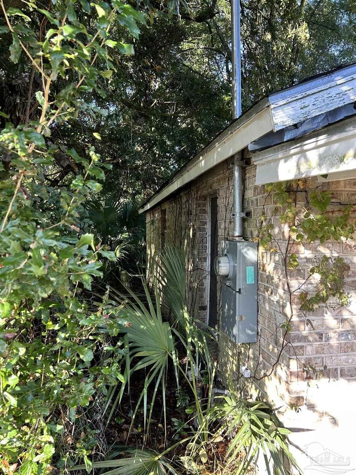 Property Photo:  2809 N Hayne St  FL 32503 