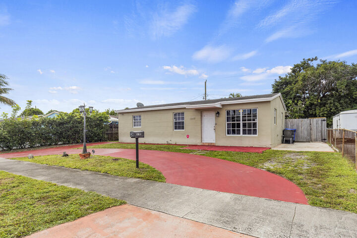 Property Photo: 1400 N 70th Avenue FL 33024