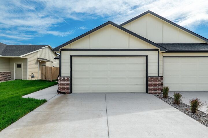 Property Photo:  426 Briarbrook Ln  KS 67147-1127 