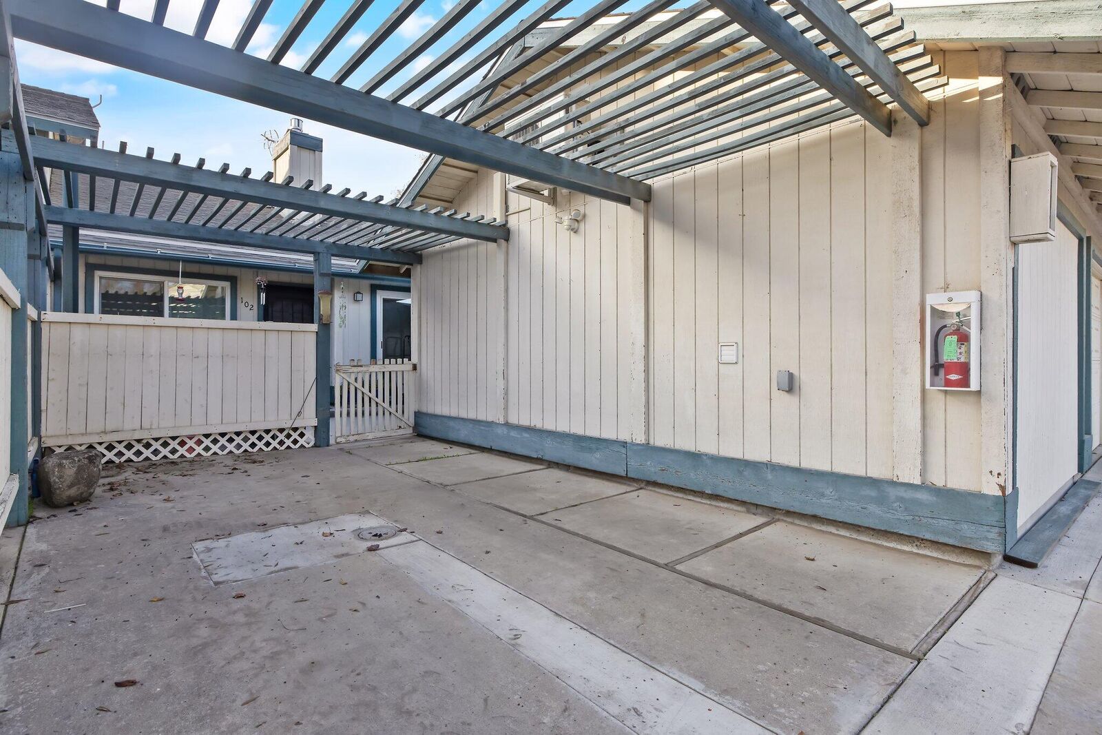 Property Photo: 1047 S Pinkham Street CA 93292