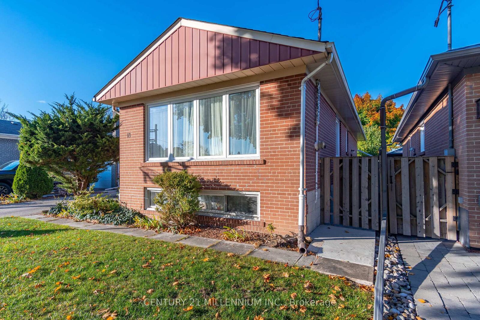 Photo de la propriété:  18 Margrath Place  ON M9C 4L2 