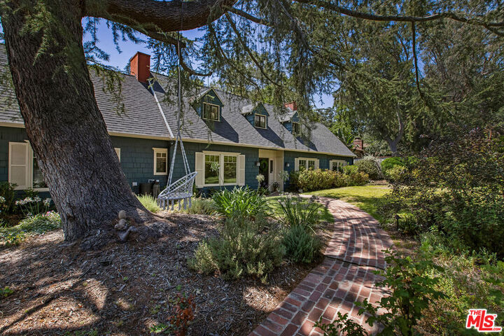 Property Photo:  2555 N Altadena Dr  CA 91001 