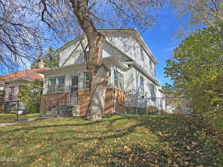 Property Photo:  602 Collins Avenue  ND 58554 