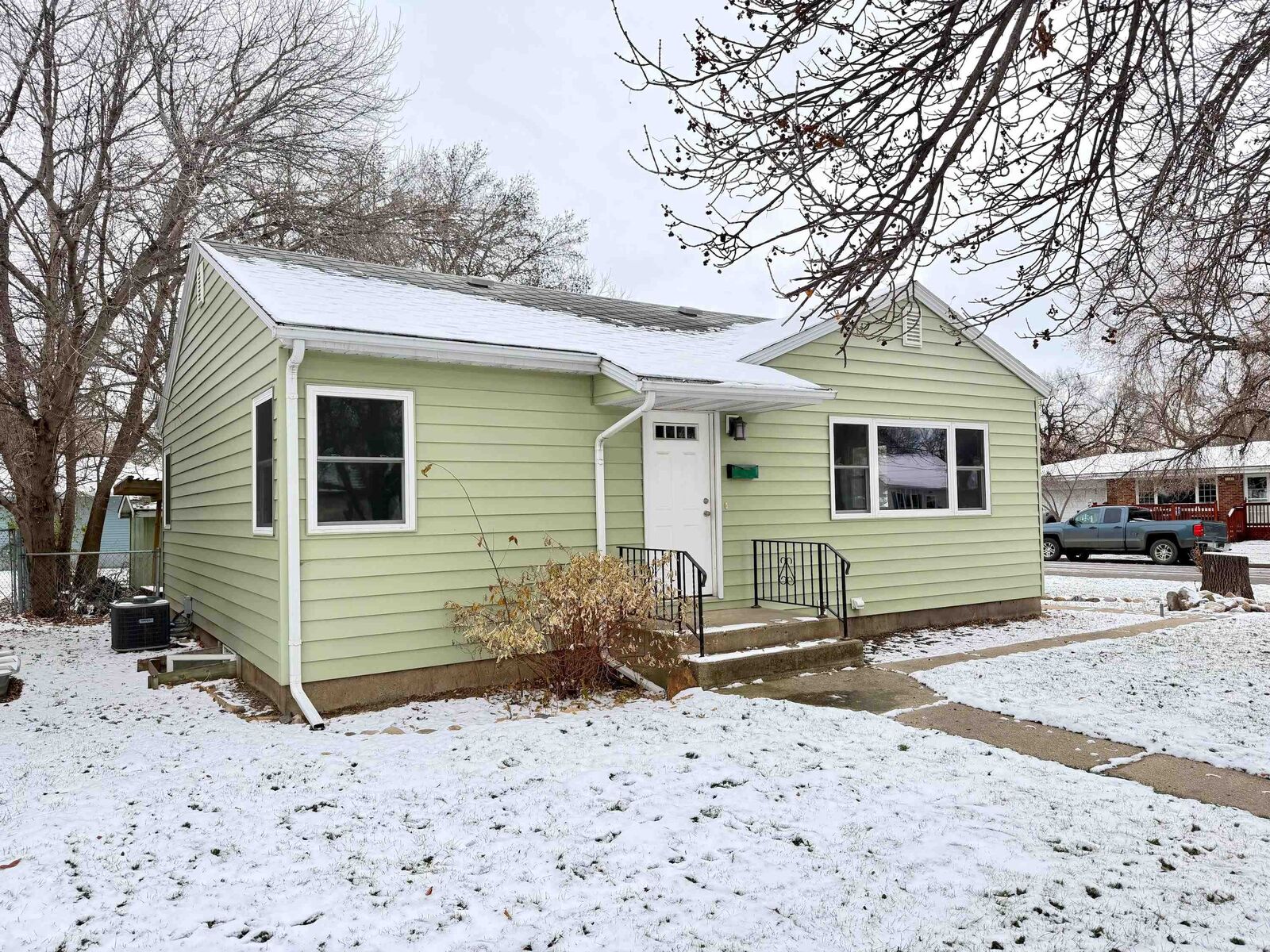 Property Photo: 600 12th St NW ND 58703