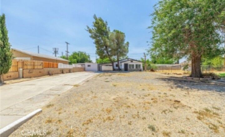 Property Photo:  1024 W Newgrove  CA 93534 