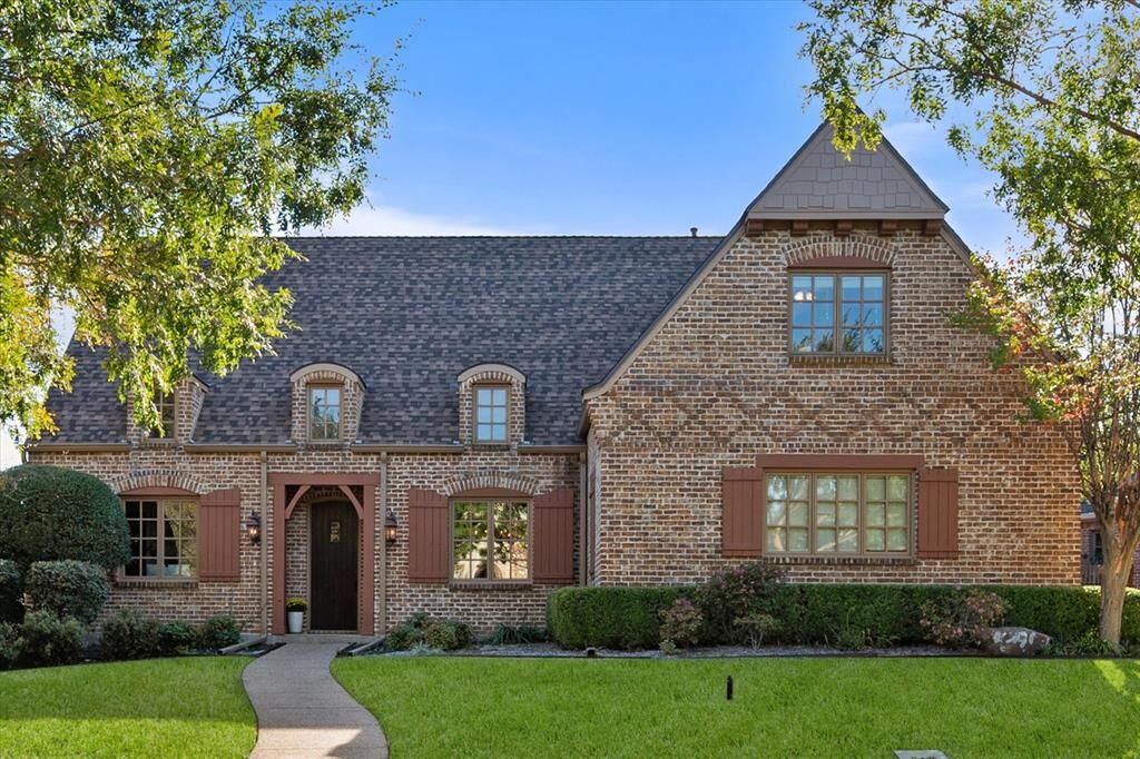 Property Photo: 2112 Westchester Drive TX 76063