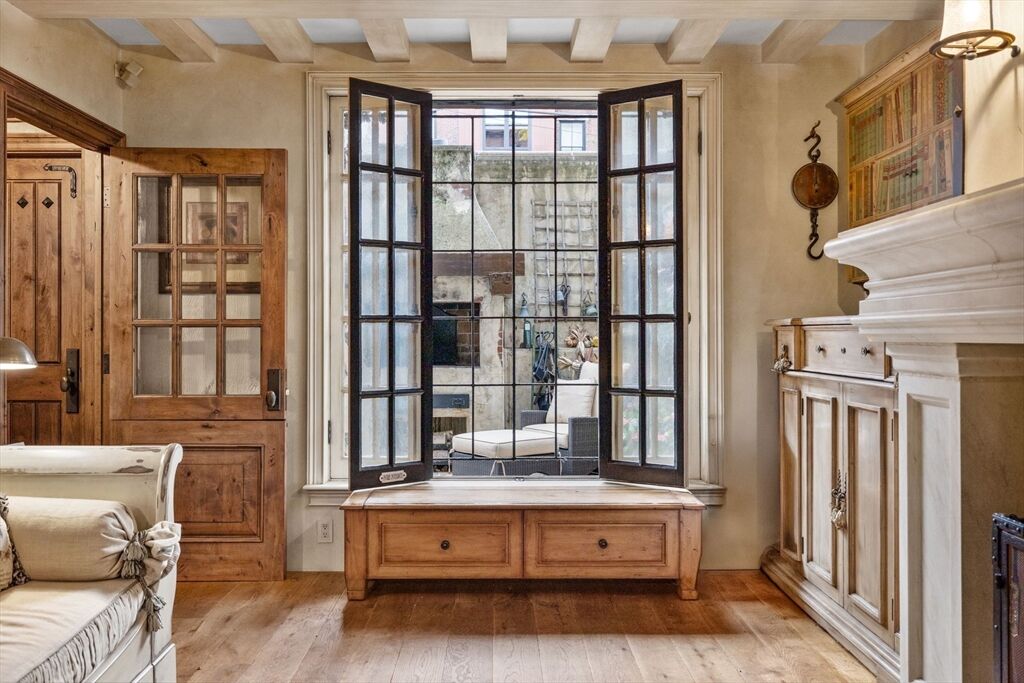 Property Photo:  357-359 Beacon St 2  MA 02116 