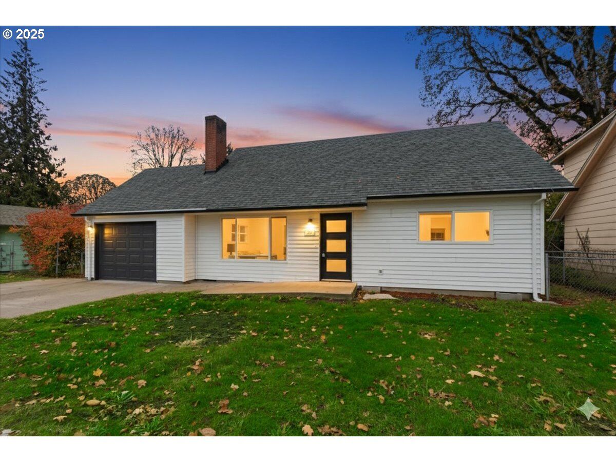 Property Photo: 211 NE 28th Ave OR 97124