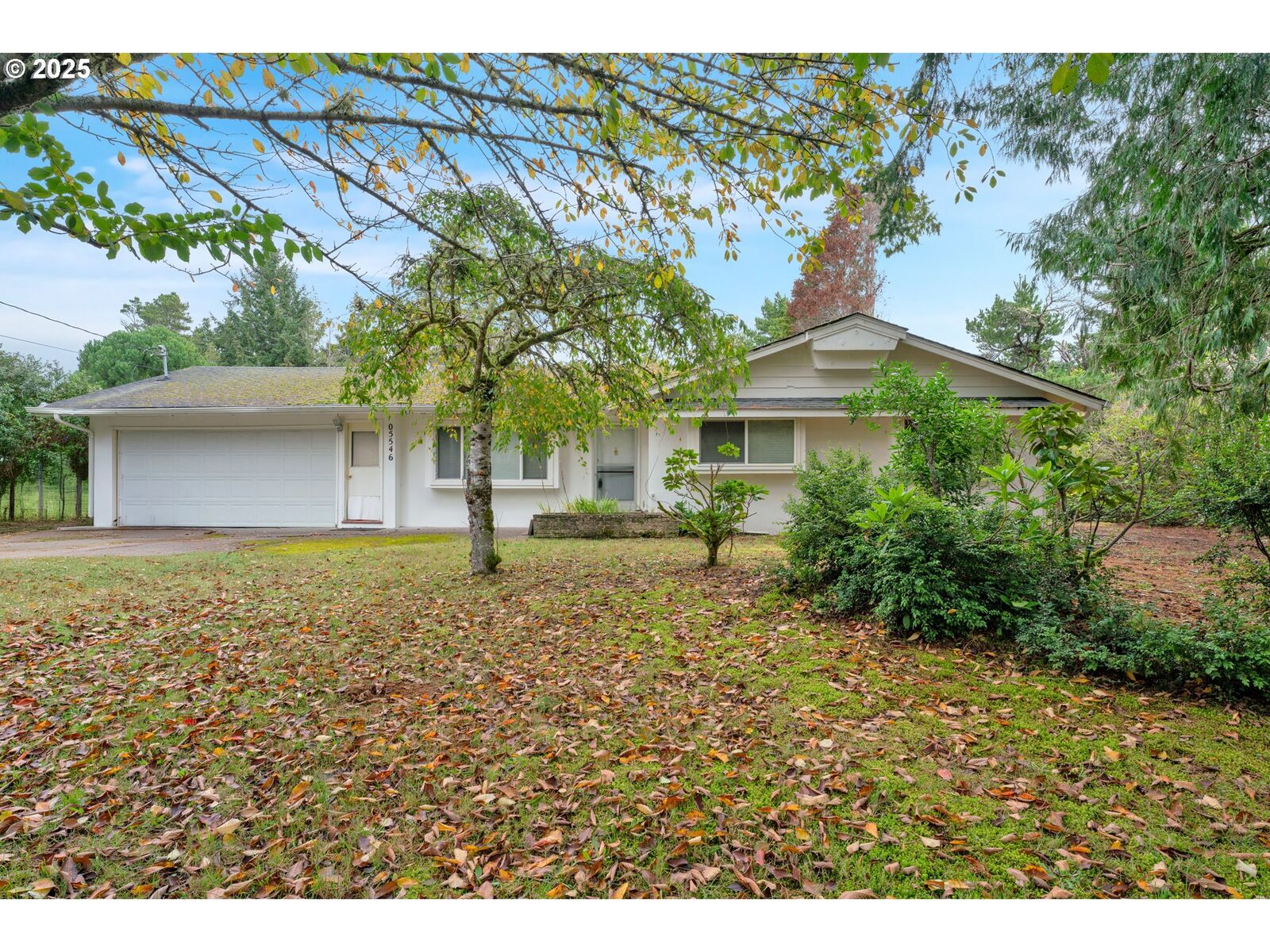 Property Photo:  5546 S Shore Dr  OR 97439 