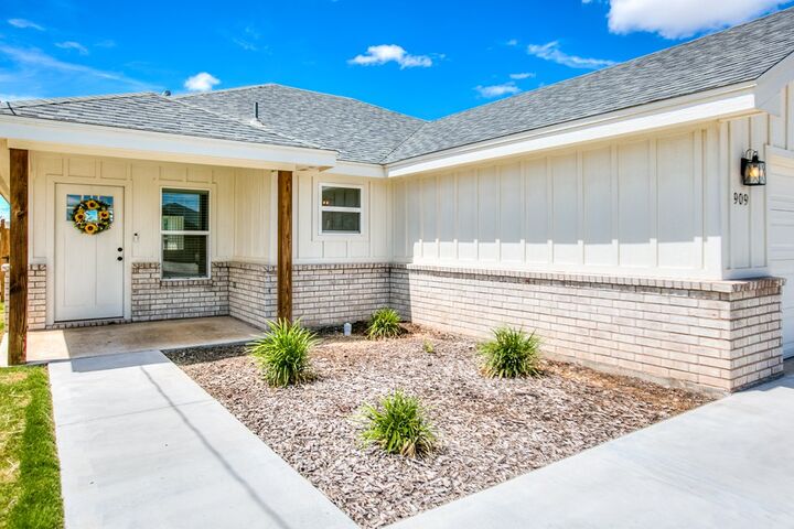 Property Photo: 909 E 39th St TX 76903