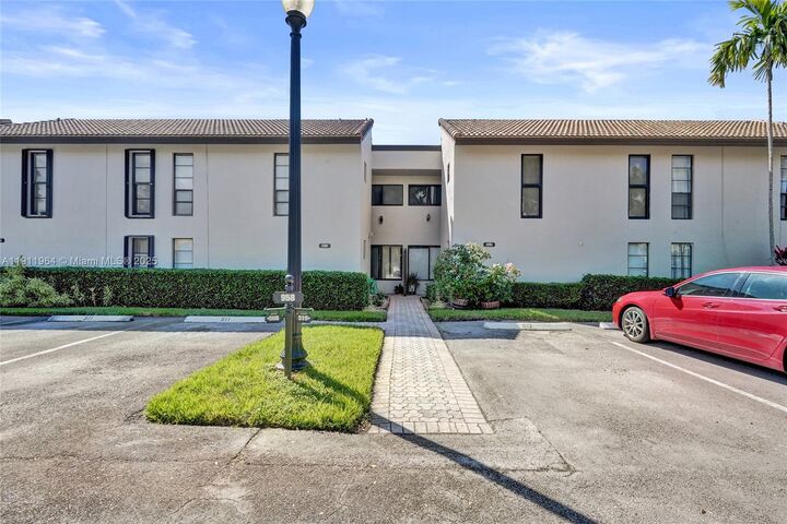 Property Photo:  958 Mockingbird Ln 511  FL 33324 