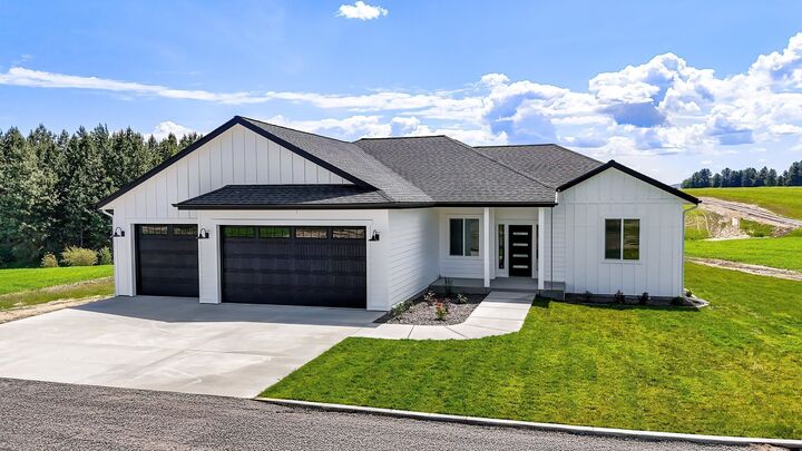 Property Photo: 8521 W Dahl Rd WA 99006