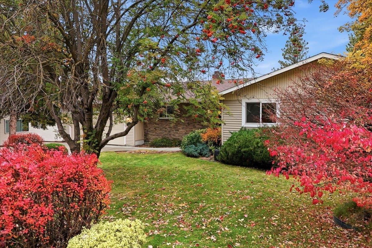 Property Photo: 2216 S Vera Crest Dr WA 99037