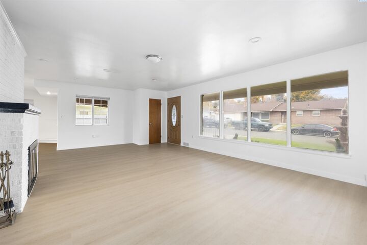 Property Photo:  217 Linden Way  WA 98944 