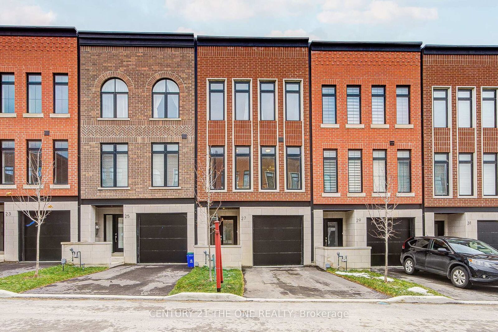 Property Photo: 27 Chestnut Court ON L4G 7C4