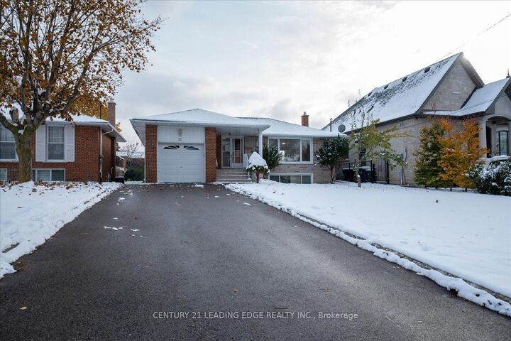 Photo de la propriété:  57 Anewen Drive Main  ON M4A 1R9 