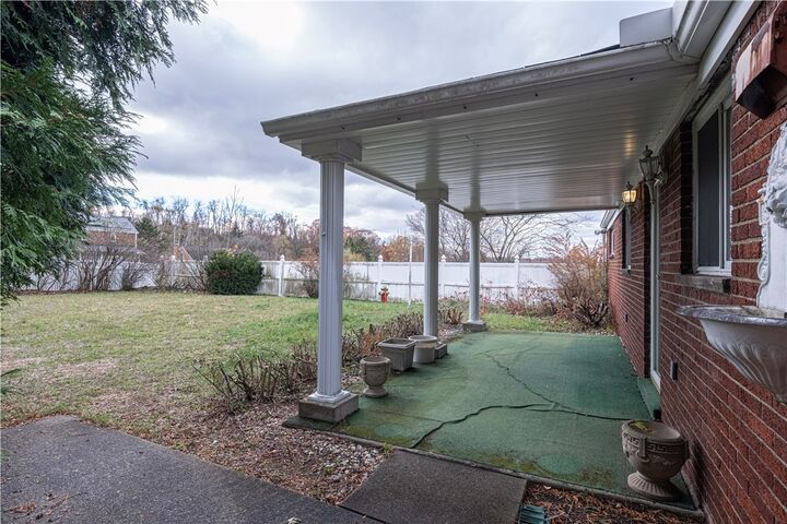 Property Photo:  121 Parkwood Dr  PA 15147 