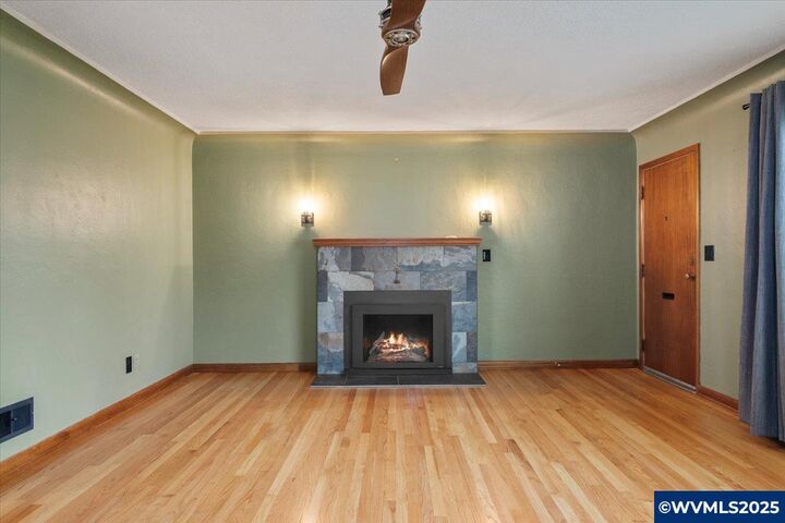 Property Photo: 1725 24th St NE OR 97301