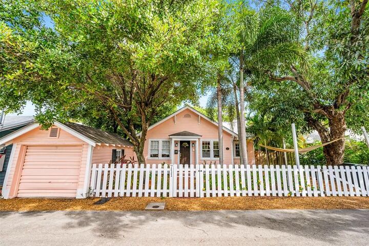 Property Photo: 711 NE 17th Ave FL 33304