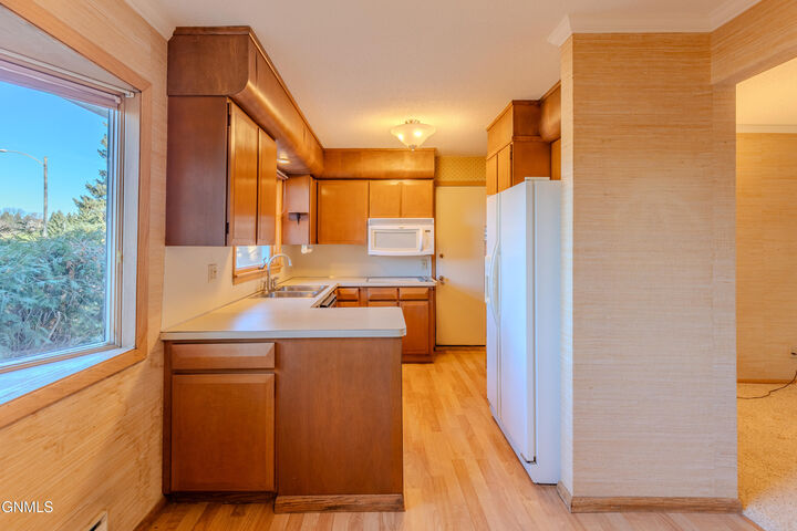Property Photo: 916 Arthur Drive ND 58501