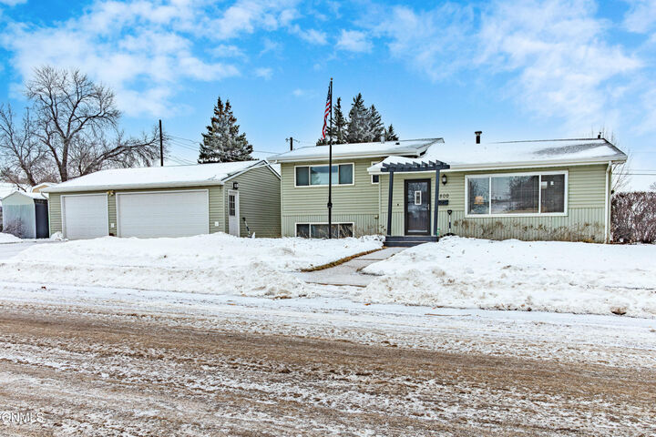 Property Photo: 1800 Linda Drive ND 58554